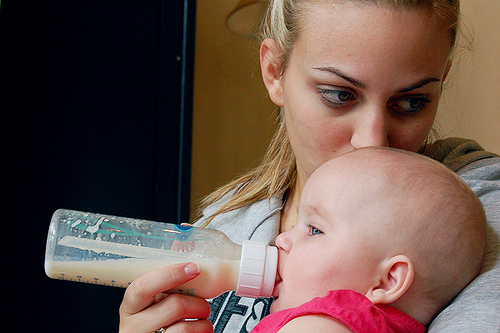 A baba visszaszoktatása a tápszerről az anyatejre