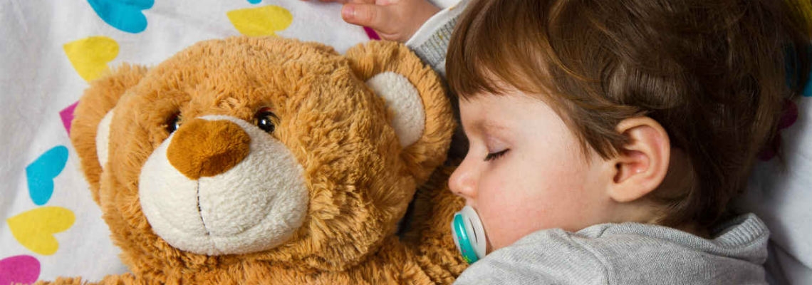A macihős, avagy miért szeretnek a kisgyerekek plüss társaságában aludni?