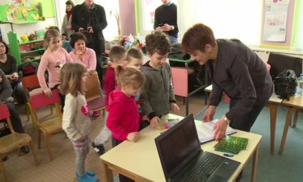 Beiskolázási csomag és iskolatáska a jövendőbeli magyar elsősöknek