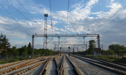 Azonnal üljünk le a gyerekkel: ezért NEM szabad vonatokra, vagonokra mászni!
