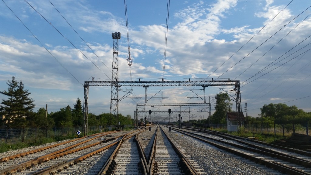 Azonnal üljünk le a gyerekkel: ezért NEM szabad vonatokra, vagonokra mászni!