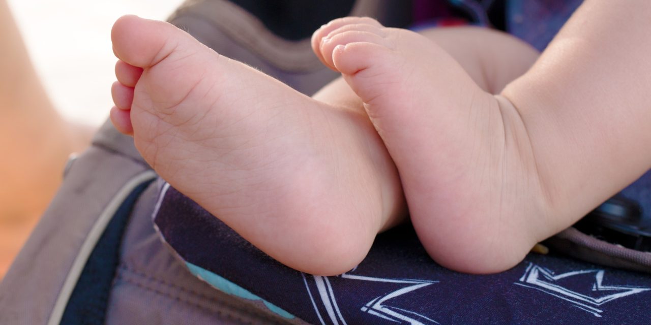 Ezért NE takard le hőségben vászonpelenkával a babakocsit! (Videóval)