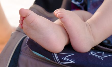 Ezért NE takard le hőségben vászonpelenkával a babakocsit! (Videóval)