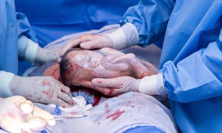 Hét percen át aludt, mintha még az édesanyja hasában lenne, a burokban született baba (Videóval)