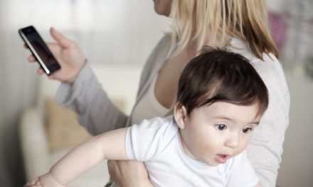 Állandóan a telefonodon lógsz, miközben babázol?