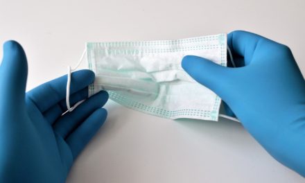 Kon: Az iskolákban kötelezően háromrétegű maszkot kell viselni!