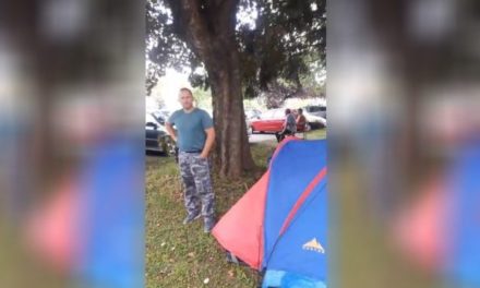 Sátrat vert a kórház előtt, hogy közelebb lehessen hétéves fiához