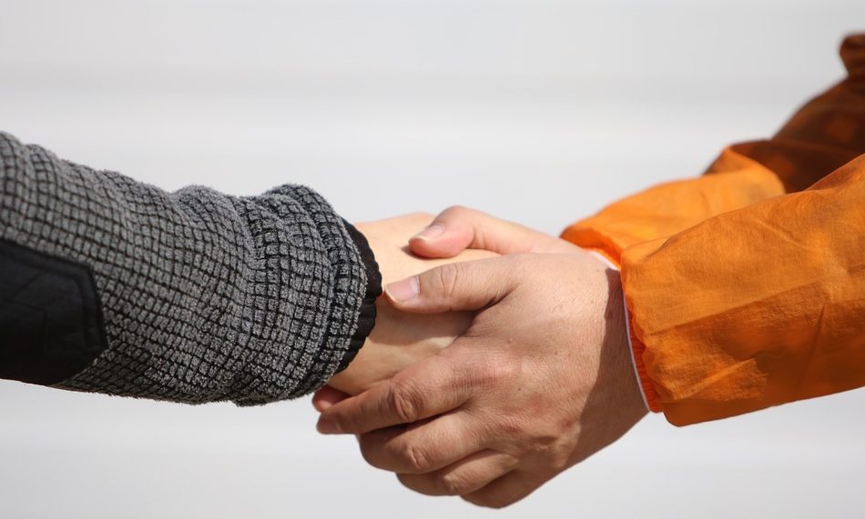 Megbüntették a tanítőnőt, mert az iskolai szünetben kezet fogtak a diákok