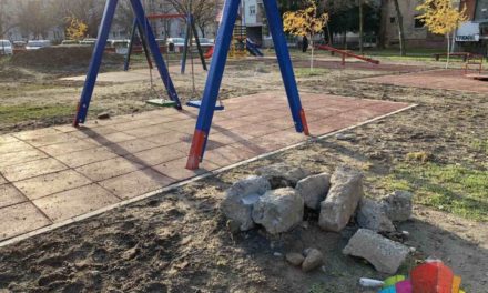 Szabadka: Felújították a játszóteret, otthagyták a betontömböket