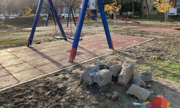 Szabadka: Felújították a játszóteret, otthagyták a betontömböket