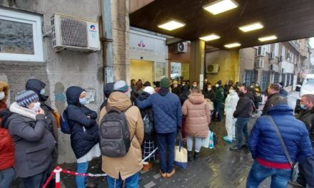 Hóban, fagyban várakoztatják a várandósokat a belgrádi klinika előtt