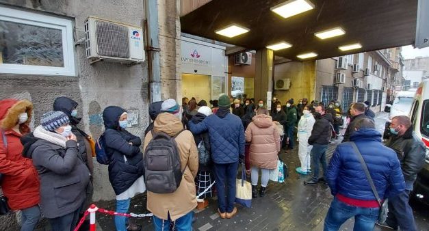 Hóban, fagyban várakoztatják a várandósokat a belgrádi klinika előtt