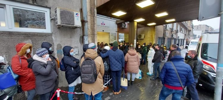 Hóban, fagyban várakoztatják a várandósokat a belgrádi klinika előtt