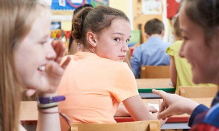 Nincs márkás tornacipőd: Mindennapossá vált a szociális helyzet miatti megszégyenítés az iskolákban