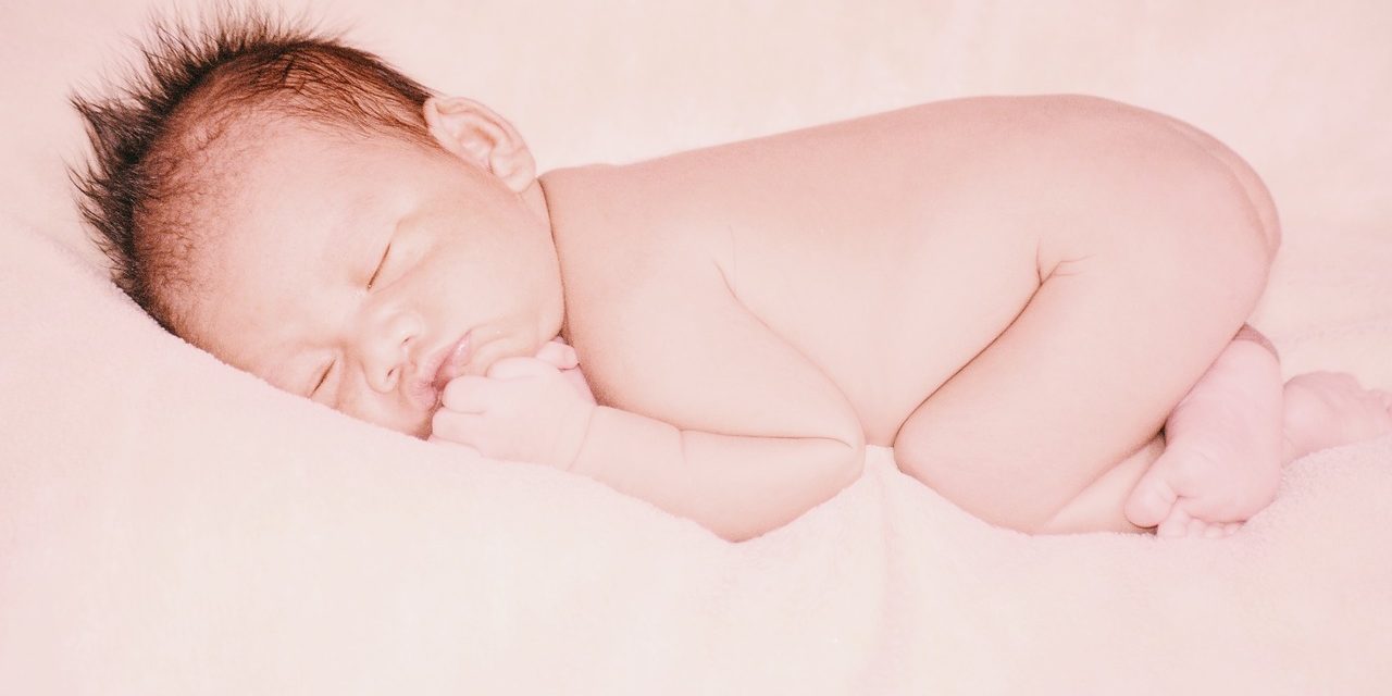 Miért alszik a baba sült csirke pózban?