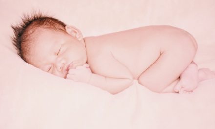 Miért alszik a baba sült csirke pózban?