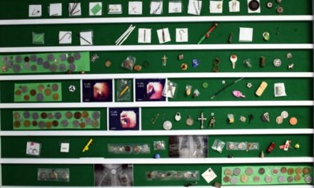 Ez a faliújság is mutatja, mi mindent képesek lenyelni a kicsik