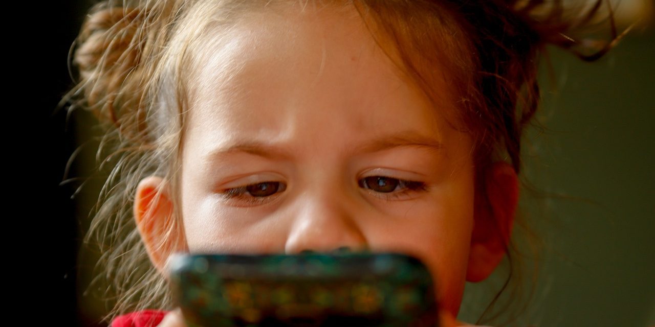 Alvászavart okoznak a gyerekeknél az érintőképernyős kütyük