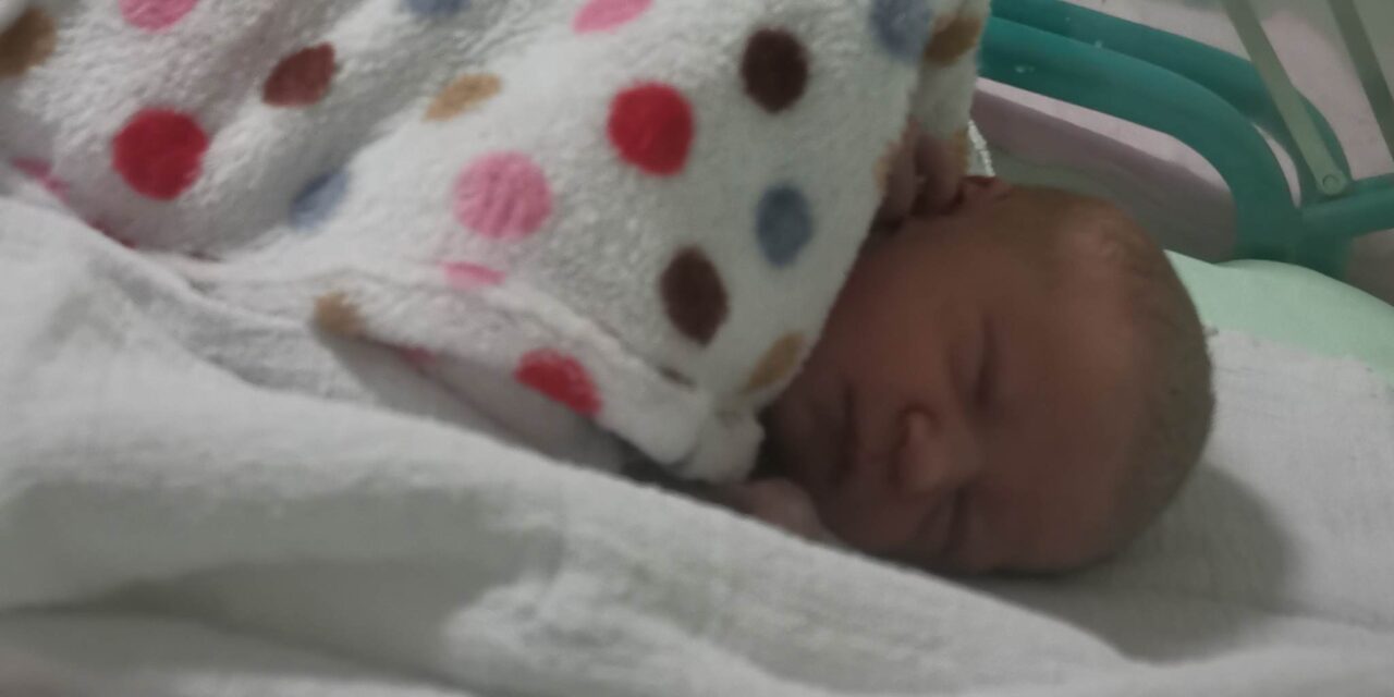 Mint a pezsgős dugó, úgy jött a világra az év első babája Topolyán