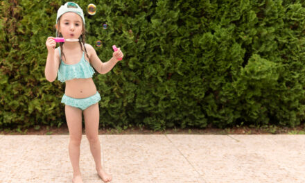 Miért fontos a fürdőruha a legkisebbek számára is?